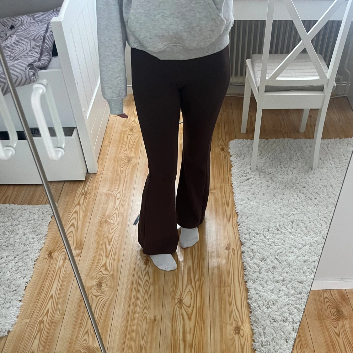 Bruna ribbade bootcutbyxor