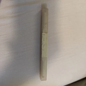 Sheglam duo - Duo-produkt med läppstift och läppenna i nyansen 101. Pennan har en krämig konsistens och kommer i en stilren ljusbeige hylsa. Perfekt för att skapa definierade och fylliga läppar med en naturlig brunrosa ton.