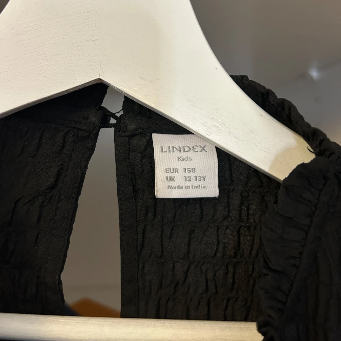 Svart blus med volanger från Lindex - 2