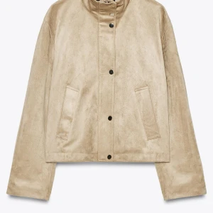 Beige mockajacka - Säljer nu min mockajacka från Zara. Super snygg men passade inte mig. Vid intresse av fler bilder vänligen skriv.