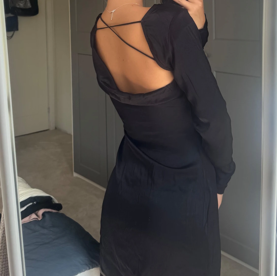 Svart kort klänning med öppen rygg - 2