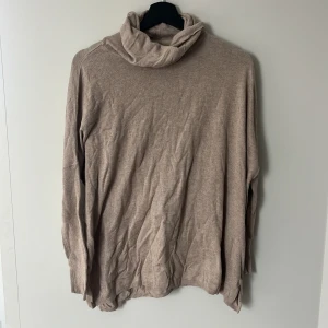 Beige polotröja i mjuk bomull - Beige polotröja från Cubus i storlek S/M. Tröjan är i mjukt bomull och har en skön polo vilket passar perfekt nu till hösten. 