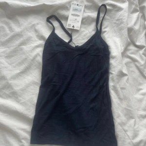 Linne Zara - Snyggt mörkblått linne/topp från zara. I storlek s (minsta storleken). 🥰 helt nytt med lapparna kvar!