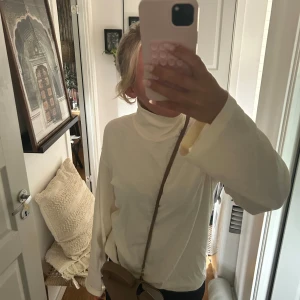 Krämvit polotröja med lång ärm - Krämvit polotröja ifrån arket! Köptes för 690 kr, storlek S och slutsåld både i butik och online! Oanvänd!!! 🥰🥰