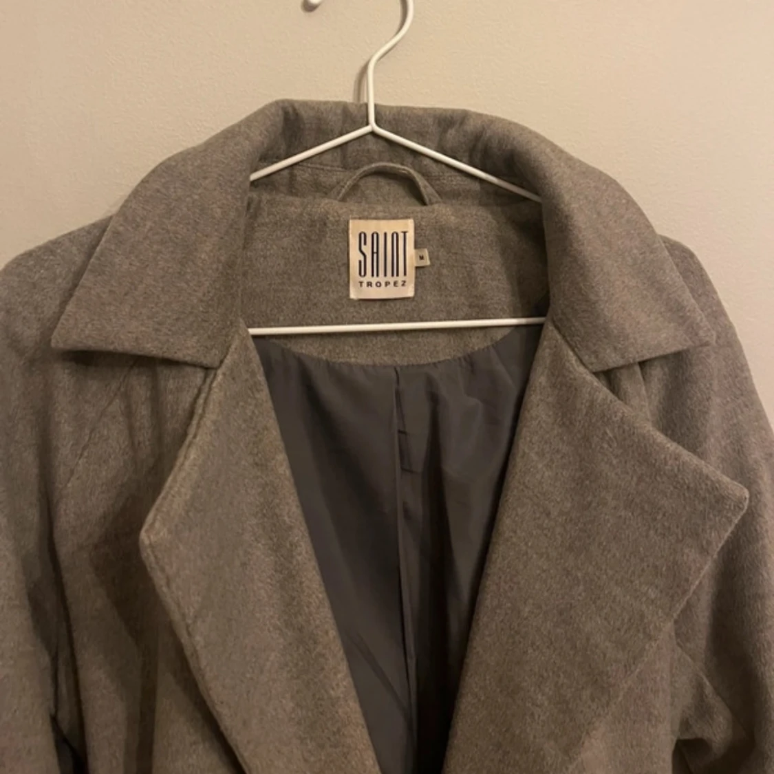 Grå trenchcoat från Saint Tropez - 2