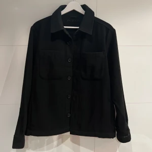 Donce de la sense overshirt - Säljer nu en svart Donce de la sense overshirt i storlek xs. Skick 10/10 använd en gång. Köpt från Donce de la sense hemsida. Originalförpackning tillkommer! Vid fler frågor eller funderingar tveka inte att höra av dig. Priset kan diskuteras!