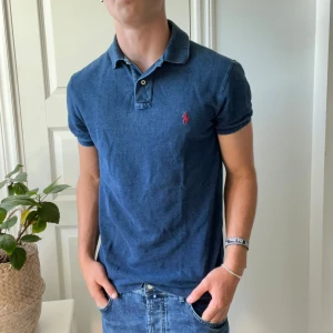 Ralph Lauren vintage pike  - Ralph Lauren vintage pike, den har använts mycket men känns på något sätt najs. Känns vintage och känns som design. Lite hårdare i materialet. Sitter väldigt bra runt armarna (bild 3) modellen bär L och modellen är 180,75 kg. Kom med frågor! ✌️