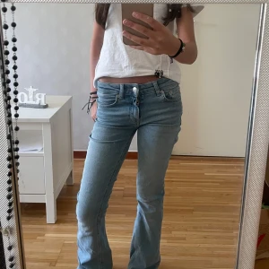 Ljusblå bootcut jeans - Säljer ett par ljusblå jeans med bootcut-modell. De har låg midja och klassisk femficksdesign. De är köpta från Lager 157 och är i storlek XXS.