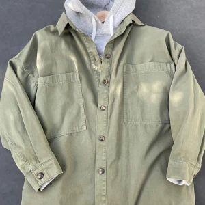 Olivgrön Overshirt - Säljer denna Olivgröna Overshirt i mycket bra skick utan märke. Hör av er vid frågor eller funderingar!!