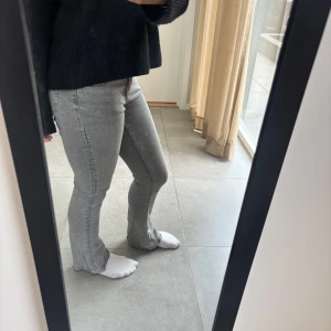 Grå jeans - Super fina jeans från Gina tricot Young. I storlek 164 men skulle säga att de passar en S&Xs.