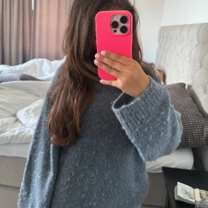 Mörk blå stickad tröja  - Mörk blå stickad tröja från Gina tricot