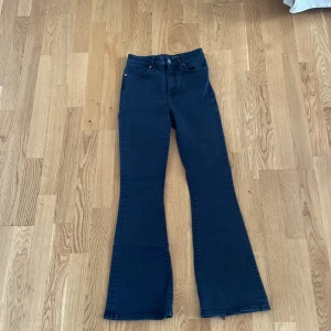 Peachy Flare jeans från Bik Bok S - Högmidjade svarta flare jeans. Är i bra skick förutom lite slitna vid vänstra foten. De är lite för små för mig vid midjan och passar inte mig längre💗. 