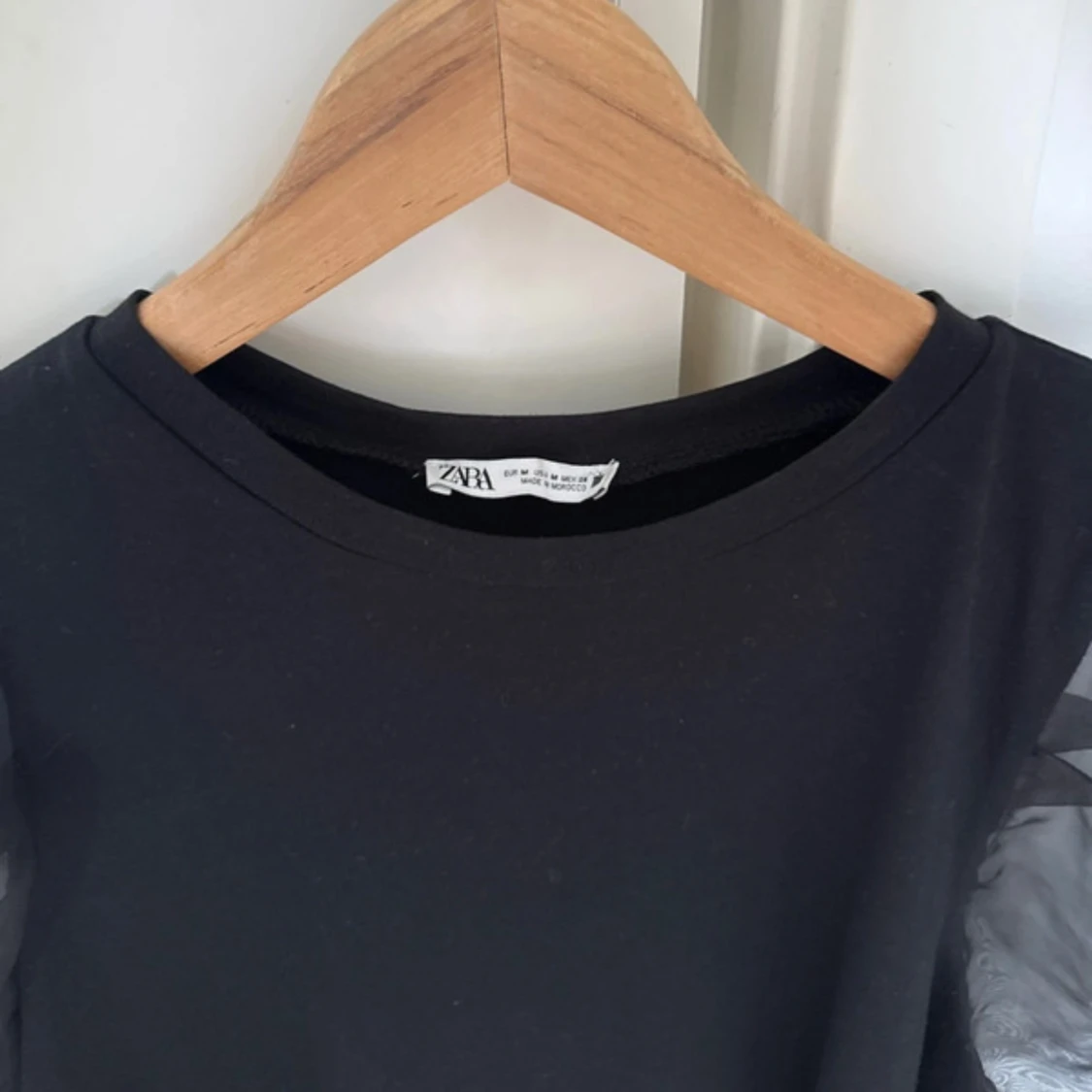 Svart topp med puffärmar från Zara - 3