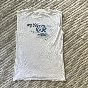 Graphic tank - En graphic tank top som jag tryckt själv 🫶🏻 motivet är designat av mig, med en textrad från punkbandet tant strul ❤️ Uppskattar storleken till M 😙
