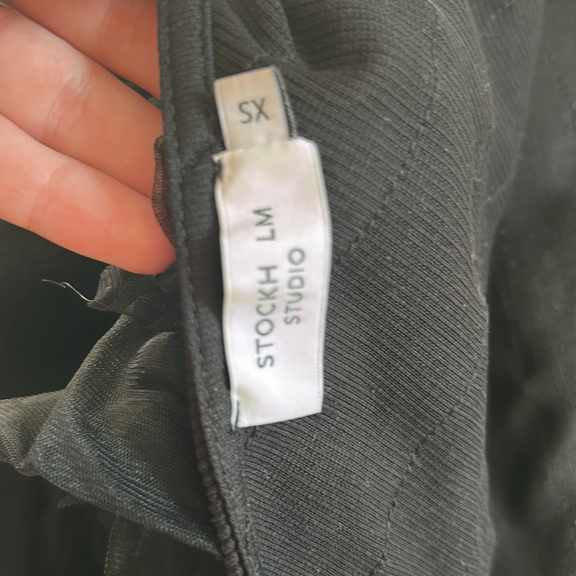 Svart oneshoulder volangtop från MQ - 1