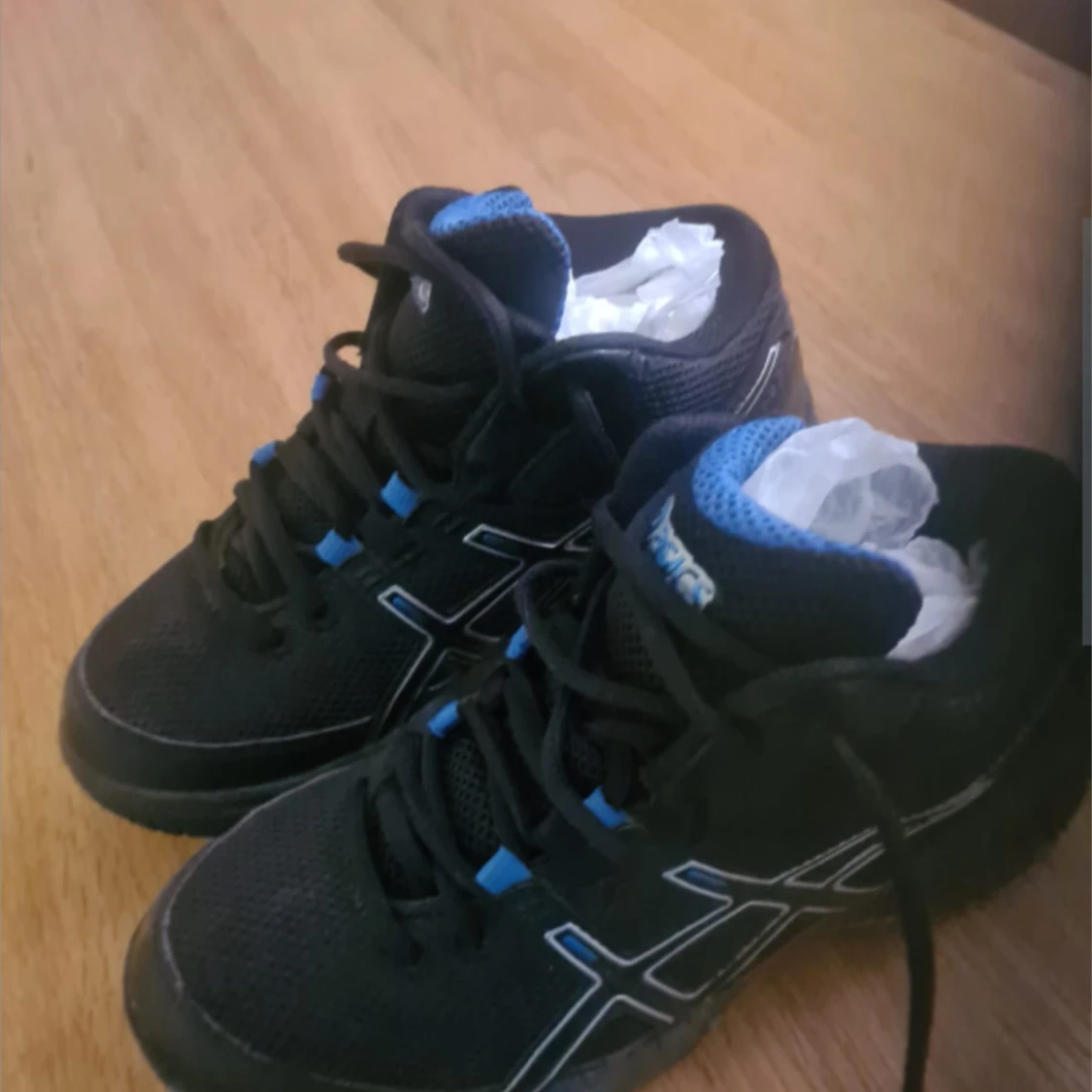 Svarta Asics sneakers med blå detaljer - 2