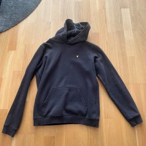 Grå hoodie från lyle scott  - Säljer en grå hoodie från lyle scott. Inte använt mycket, i bra skick
