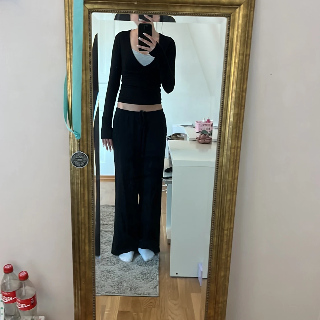 Svart v-ringad långärmad topp Gina Tricot