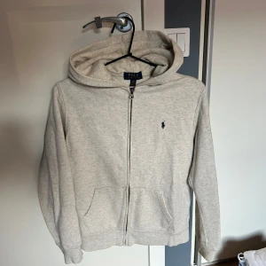 Ralph Lauren zip hoodie - Schysst zip hoodie från Ralph Lauren som knappt är använd. Storlek 14-16. Passar dig som är runt 160-170.