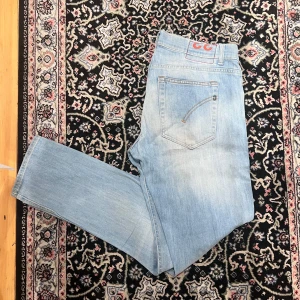 Ljusblå skinny jeans från Dondup modell Ritchie - Säljer ett par ljusblå skinny fit jeans från Ritchie. Jeansen har klassisk femficksdesign, diskreta slitningar och raka ben. Materialet är mjukt denim och passformen är tight hela vägen ner. Perfekta för dig som gillar en smal siluett.