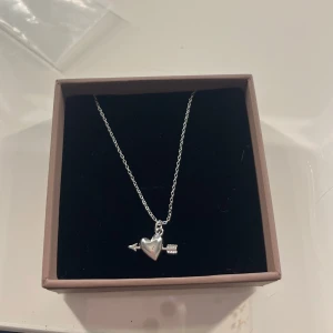 Silverhalsband med hjärta och pil - Jätte fint silver halsband 