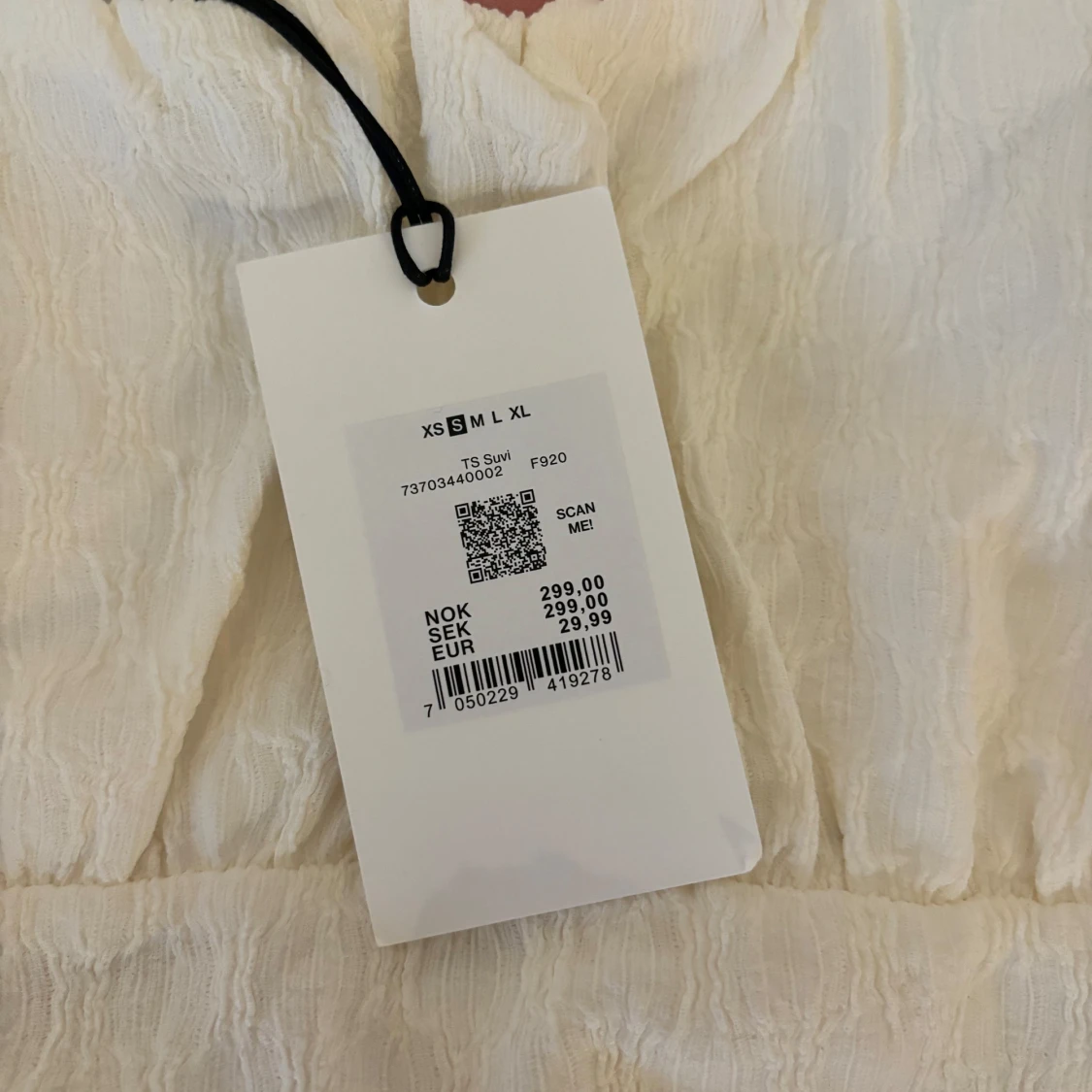 Vit blus med volang och puffärm - 1