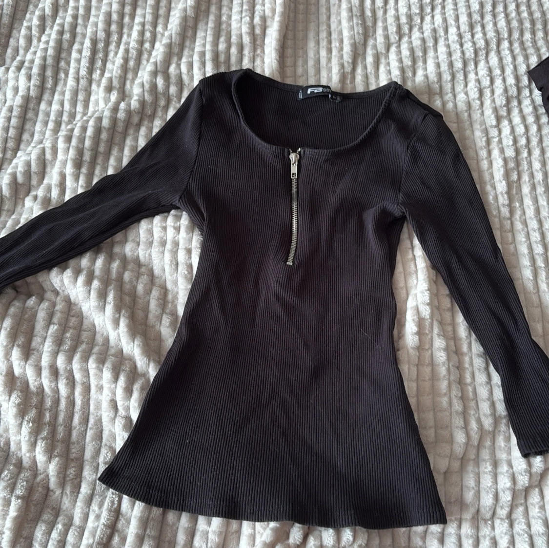 Svart ribbad tröja med dragkedja