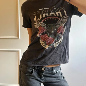Svart t-shirt med tryck från ONLY - Cool svart t-shirt från ONLY med tryck framtill. Skön passform, rund hals. Mycket bra skick då den inte kommer till användning. 