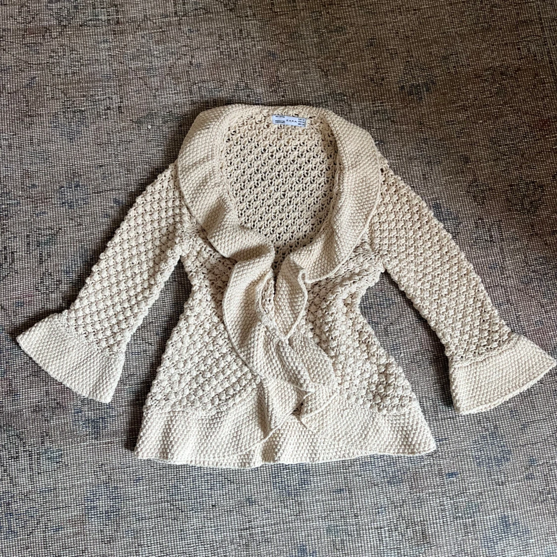 Beige stickad kofta med volang från Zara - 3