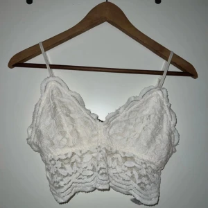 Vit spetsig linnetopp/bralette  - Superfin vit linnetopp/bralette i spets från Zara 