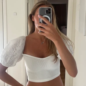 Vit topp med puffärmar - Supersöt vit topp från ZARA. Säljer då den tyvärr aldrig blivit använd & garderoben är full. Strl S.🤍GARDEROBSRENSNING, har massor mer på min sida🫶🏼