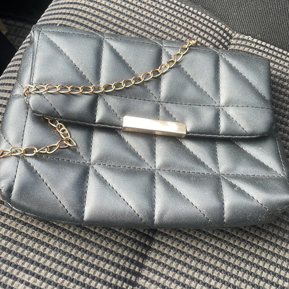 Svart quiltad axelväska med kedja