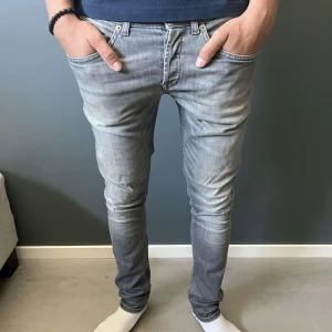 Dondup George Grå - Säljer dessa gråa Dondup jeans i modellen George. Storlek 29. 