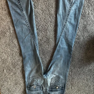 Ljusblå true religion jeans.  - Superfina ljusblåa true religion jeans med beiga sömmar. Köppt för 1300kr. 