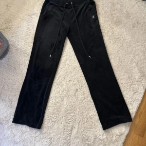 Svarta Juicy Couture byxor - Svarta juicy couture byxor, bara använda några gånger. De har ett litet hål, syns på sista bilden💕
