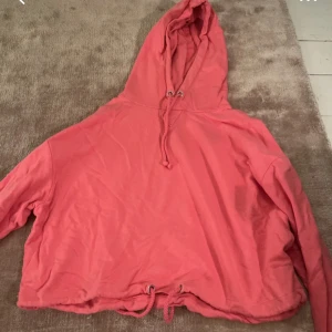 Korallrosa hoodie med snörning - Använd fåtal gånger, skönt matrial