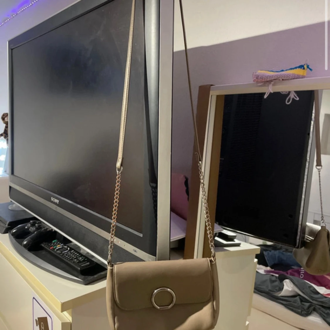 Beige axelväska med kedjerem