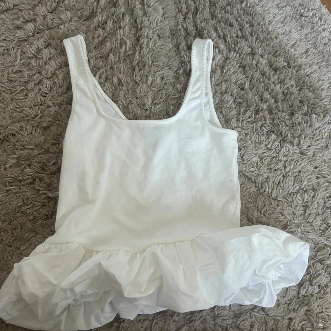 Vit linnetopp med volangkant - 1