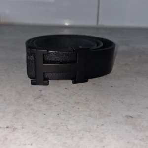 H bälte - Svart bälte i perfekt skick helt nytt och helt oanvänd. Tveka inte att meddela vid funderingar😁