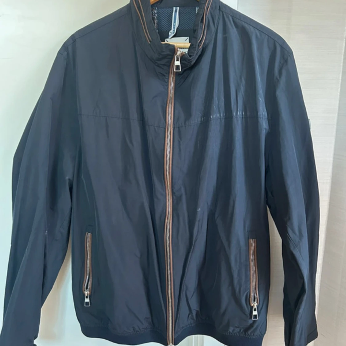 Svart vindjacka med dragkedjor