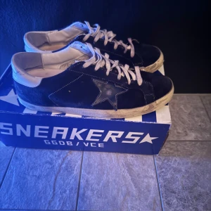 Golden goose  - Ett par feta golden goose skor. Cond 7/10 - sulan på ena skon är lite lös men inget man ser eller man märker. Skosnörerna är lite missfärgade storlek 40 