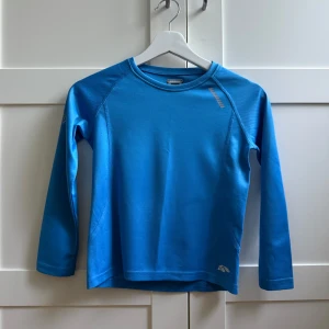 Blå långärmad träningströja  - Säljer en snygg blå långärmad träningströja💙 pga den inte kommer till användning!!