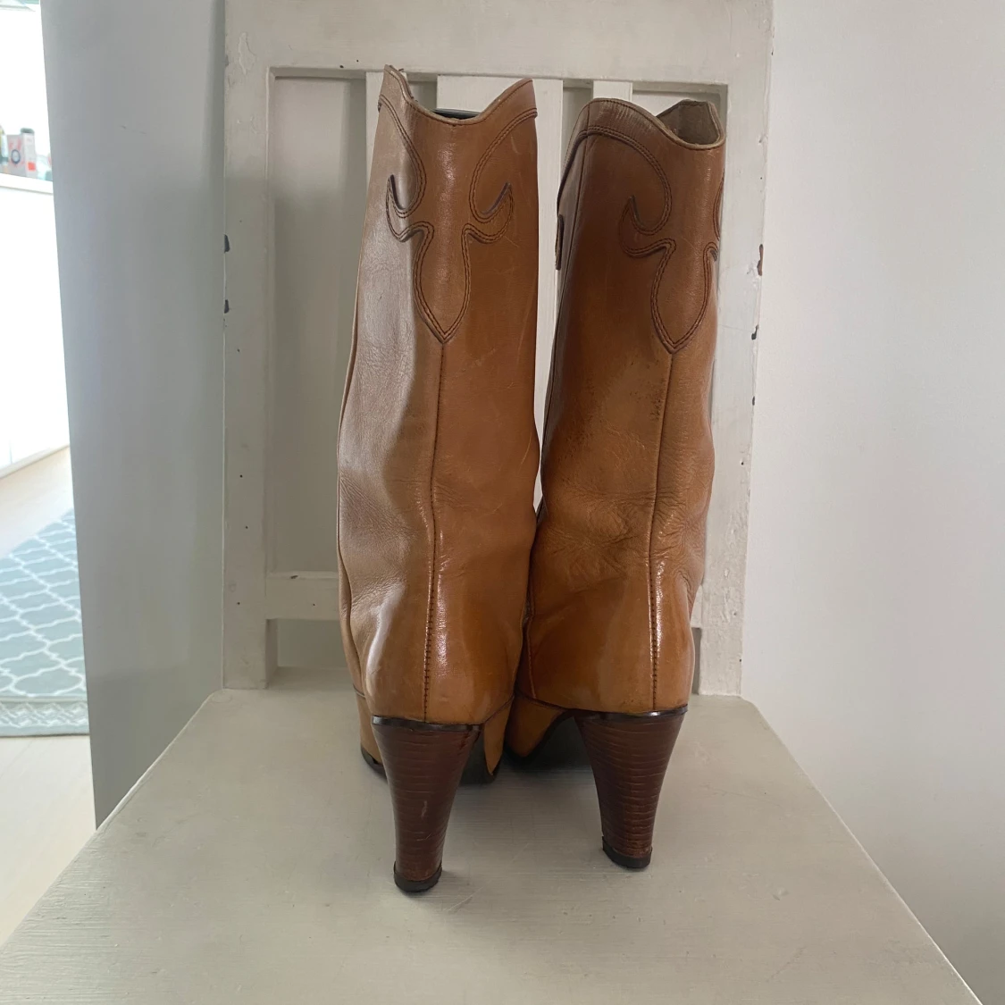 Bruna cowboy boots i skinn med klack - 2