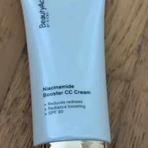 CC Cream - CC-cream med niacinamid som jämnar ut hudtonen, minskar rodnad och ger glow. Färg No.08C, medium täckning, SPF 30. Kommer i en vit tub med guldlock, innehåller 30 ml och är tillverkad i Italien.