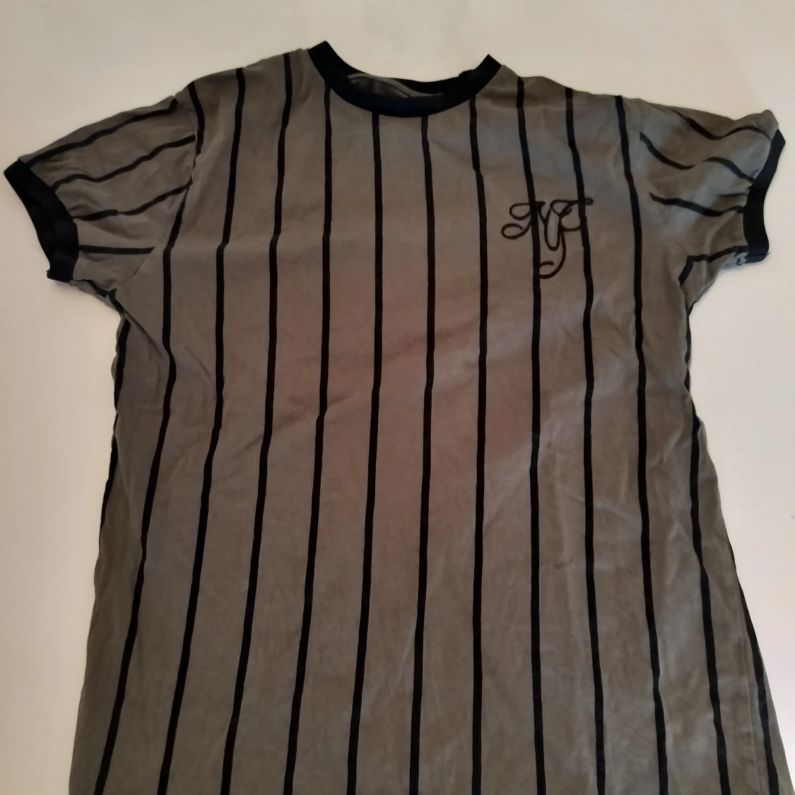 Randig grå t-shirt med svart brodyr