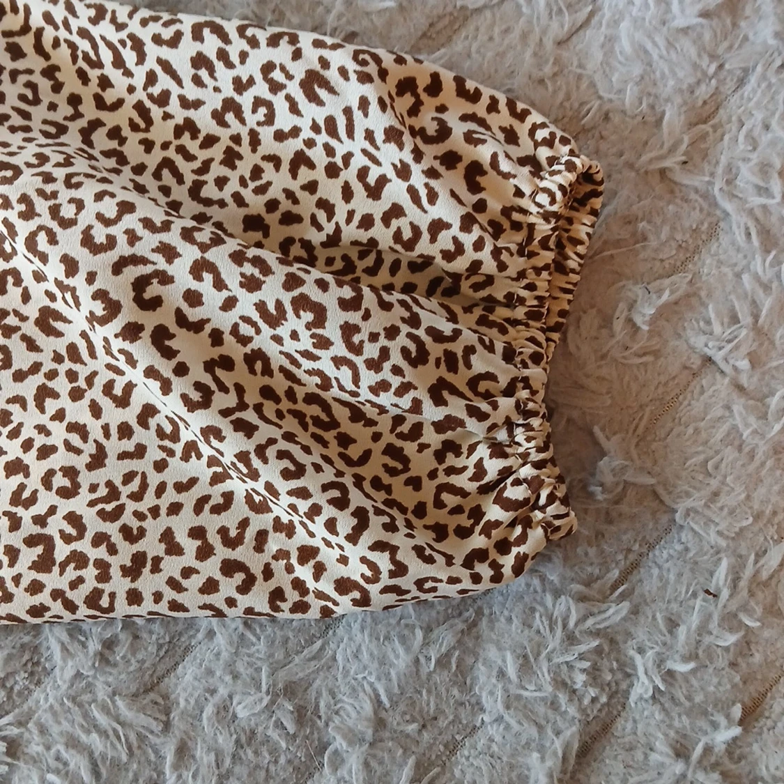 Leopardmönstrad kortklänning med volang - 2