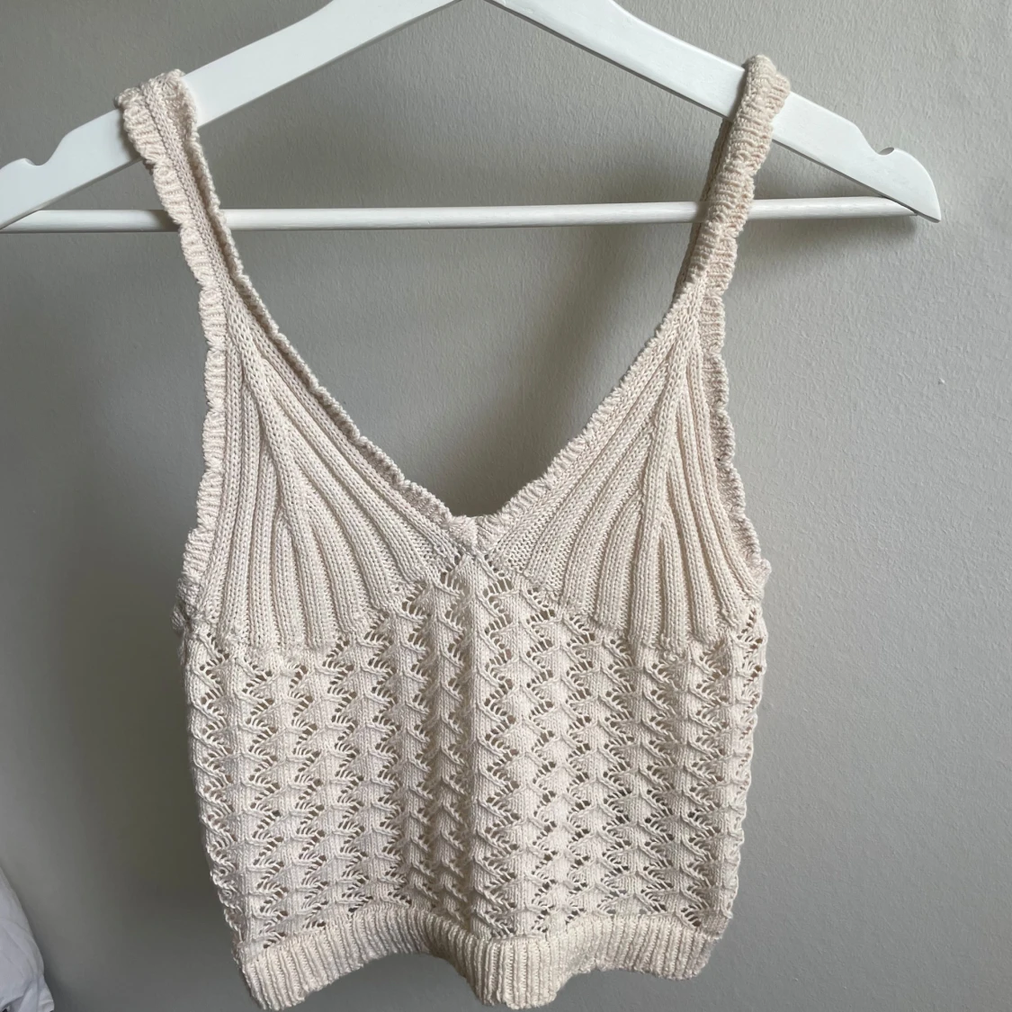 Beige stickad linnetopp från H&M - 1
