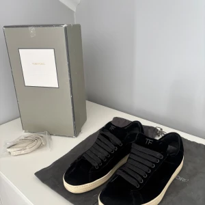 Tom Ford skor  - Säljer dessa sjukt snygga skorna från Tom Ford. Dom håller riktigt bra kvalité och är i väldigt bra skick. Nypris är 10000 men jag säljer för 2999. Box och dustbag tillkommer. Tveka inte på att höra av dig vid frågor. 