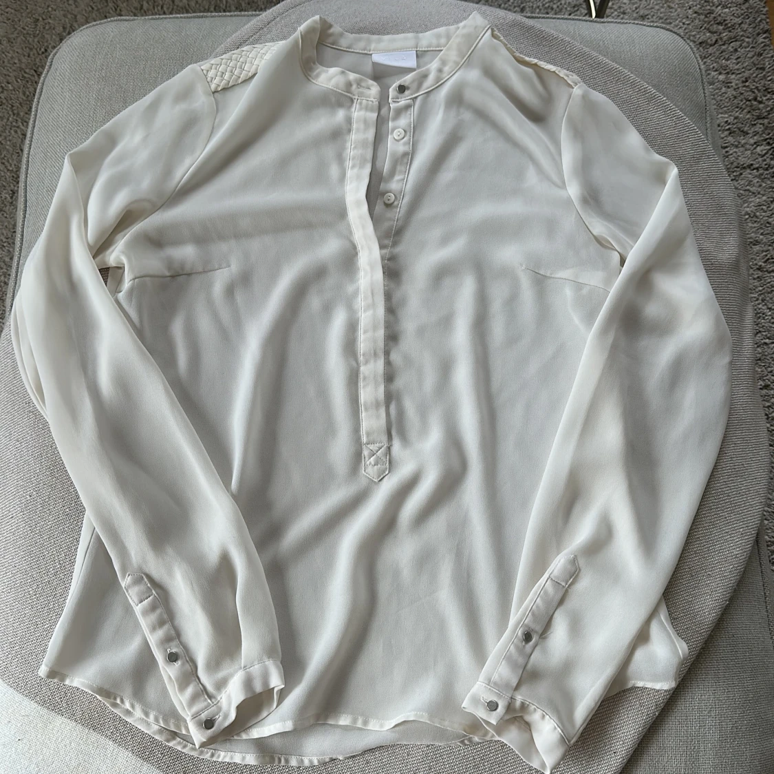 Vit henleyblus från VILA