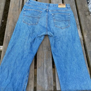 Blå raka jeans från Mc Gordon - Klassiska blå jeans från Mc Gordon, Jeansen har normal passform. Hör av dig vid frågor! 